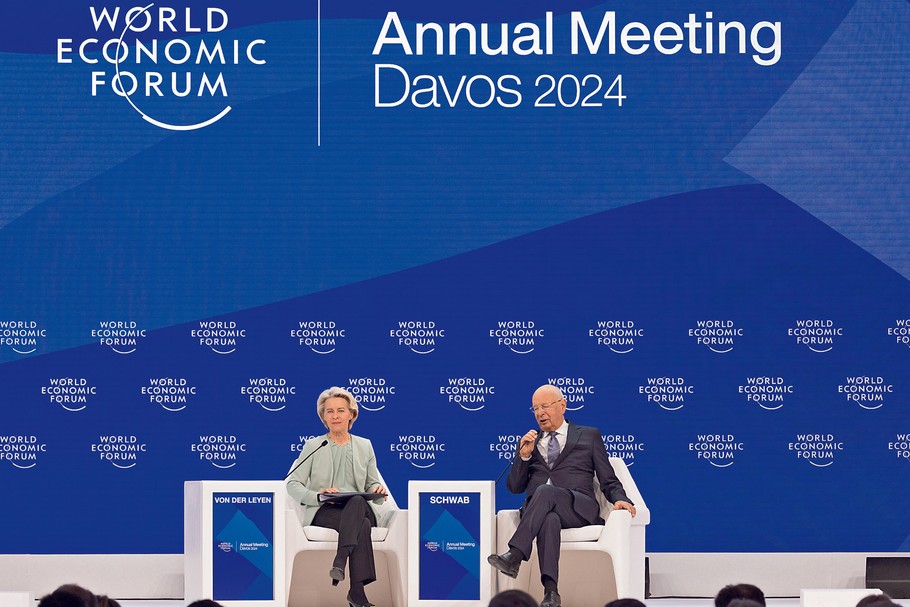 Od lewej: Ursula von der Leyen, przewodnicząca Komisji Europejskiej, i Klaus Schwab, prezes Światowego Forum Ekonomicznego w Davos.