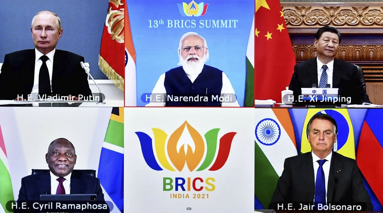 Przywódcy państw BRICS, od góry po lewej: prezydent Rosji Władimir Putin, premier Indii Narendra Modi, prezydent Chin Xi Jinping, prezydent RPA Cyril Ramaphosa i były prezydent Brazylii Jair Bolsonaro podczas wideokonferencji w New Delhi, 9 września 2021 r.