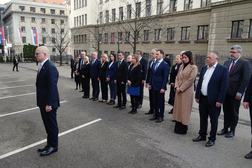 Premijer Miloš Vučević i ministri Vlade Srbije položili venac na mestu na kom je izvršen atentat na premijera Zorana Đinđića