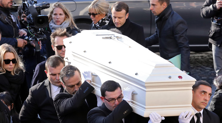 Fehér koposóban vitték a sztár holttestét /Fotó: AFP