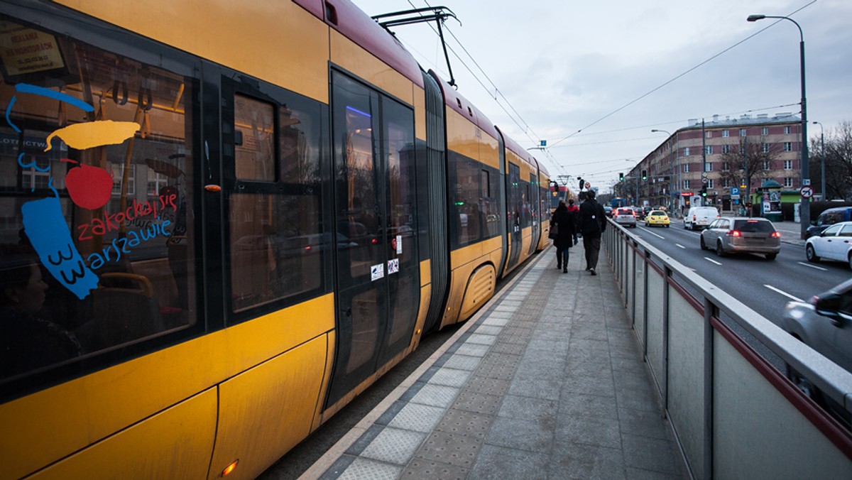 Każdy, kto regularnie jeździ miejską komunikacją z pewnością wiele razy widział, jak do pękającego w szwach autobusu wsiada bezdomny, a jego przykry zapach zaczyna się roznosić po pojeździe. W konsekwencji część pasażerów się przesiada.