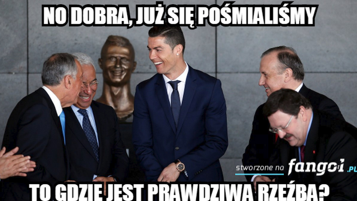 W środę międzynarodowe lotnisko na Maderze nazwano imieniem Cristiano Ronaldo. W porcie lotniczym znajdującym się w pobliżu Funchal odbyła się ceremonia z udziałem gwiazdora Realu Madryt. Podczas uroczystości odsłonięto popiersie Portugalczyka. Rzeźba przedstawiająca zniekształconą twarz CR7 szybko zrobiła furorę w sieci. Internauci nie mieli litości dla karykaturalnego popiersia piłkarza. Koniecznie zobaczcie zabawne memy, które krążą w internecie!