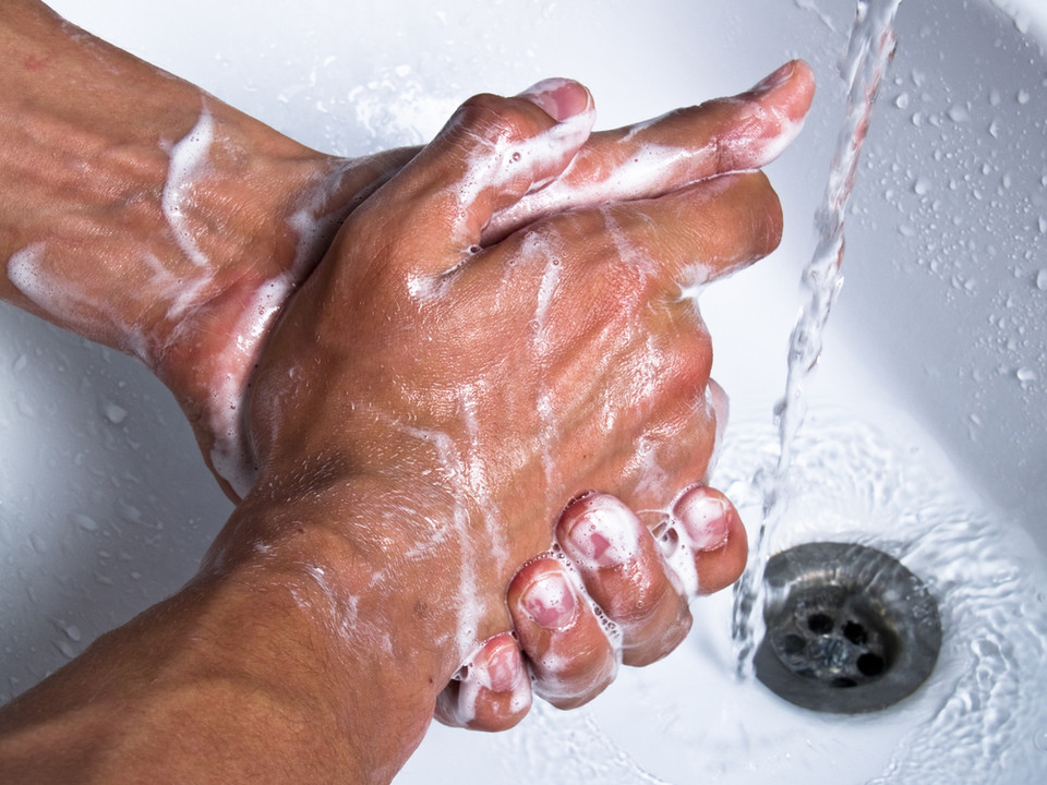 Mycie rąk mydłem antybakteryjnym