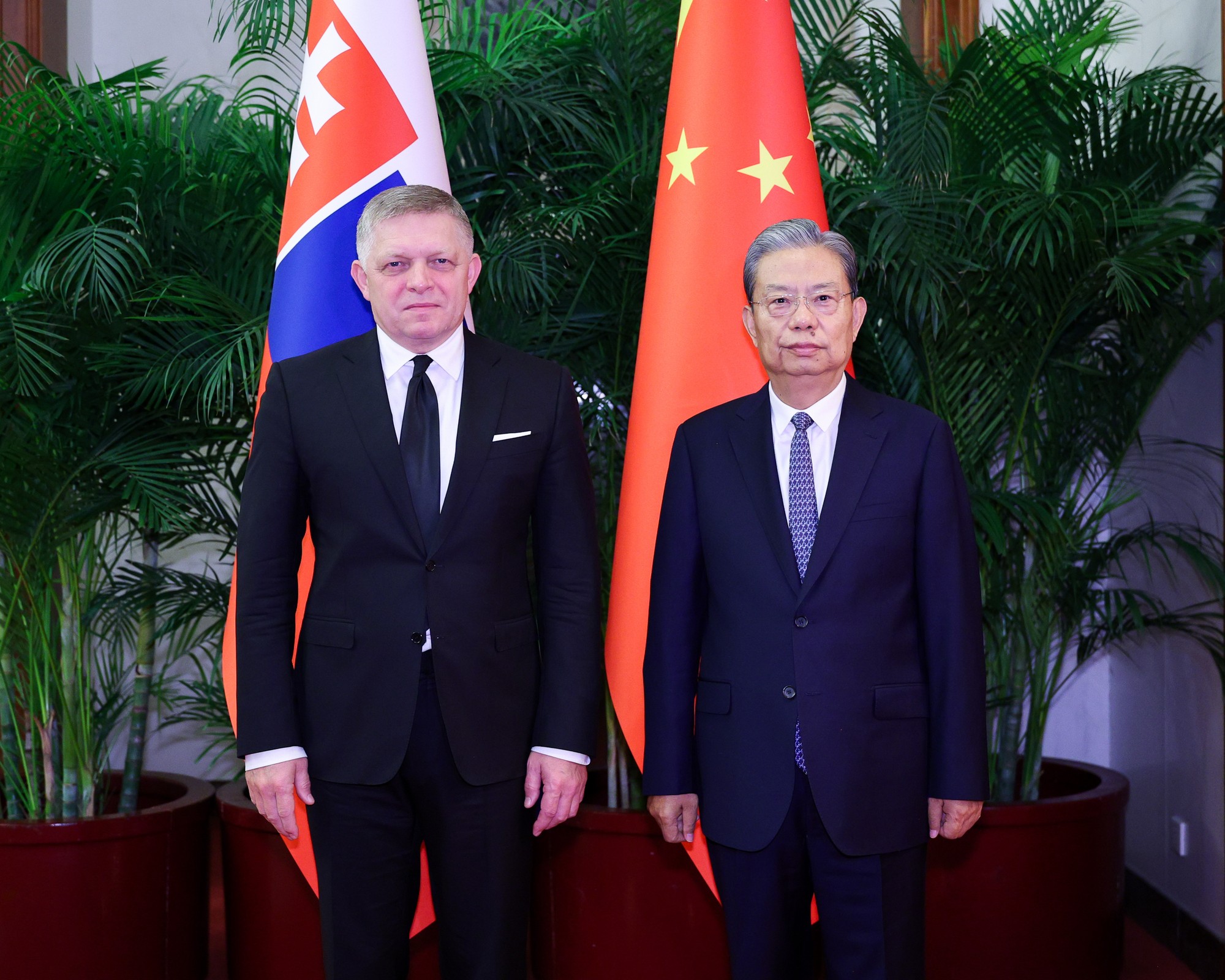 Slovenský premiér Robert Fico (vľavo) a predseda Stáleho výboru Národného ľudového zhromaždenia Čao Le-ťi.