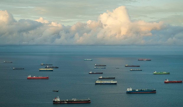 Brodovi čekaju da pređu Panamski kanal