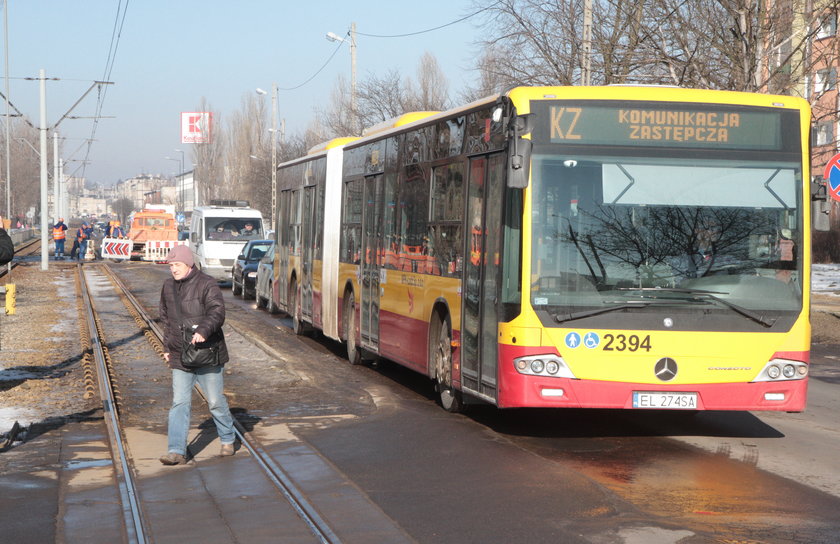 autobus na przystanku zastępczym