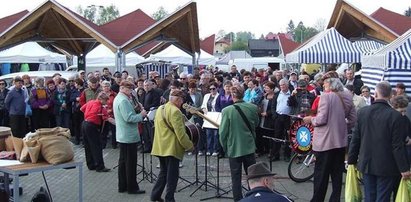 Afera w Żołyni. Wyłudzili milion na bazarze