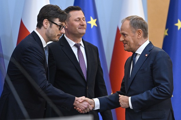 Warszawa, 10.05.2024. Premier Donald Tusk (P), desygnowany na ministra aktywów państwowych Jakub Jaworowski (L) oraz desygnowany na ministra rozwoju i technologii Krzysztof Paszyk (2L) podczas konferencji prasowej dot. rekonstrukcji rządu, 10 bm. w siedzibie KPRM w Warszawie. (jm) PAP/Radek Pietruszka