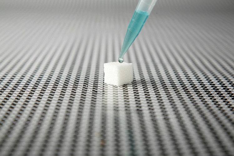 Kolejny narkotyk na liście to Dietyloamid kwasu D-lizergowego, czyli znane pod popularną nazwą LSD. Ten organiczny związek chemiczny jest jedną z najaktywniejszych substancji psychodelicznych. Stosowano go jako lek w psychiatrii w latach 40. i 50 XX wieku, dwie dekady później substancja uzyskała szczególną popularność wśród hipisów.  
<br><br> Cena: 10 058,4 zł (3000 dol.) za gram. 
<br><br>Na zdj. nasycanie kostki cukru LSD