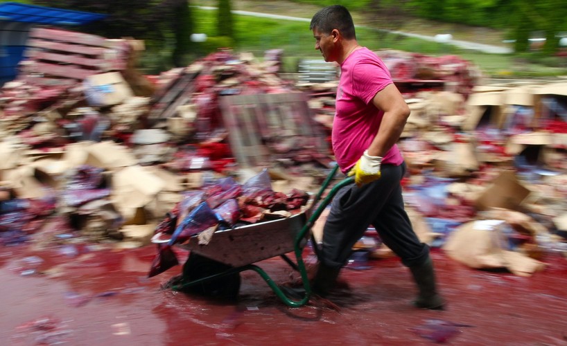 Powódź w Serbii - sprzątanie w miejscowości Pożega