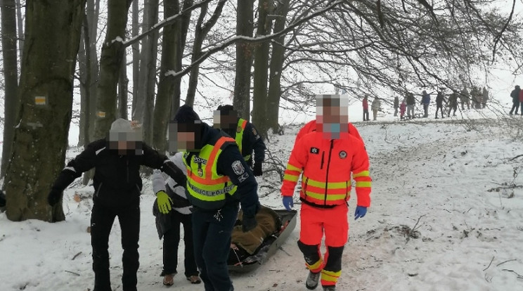 A rendőrök a csúszásra használt tetőboxon húzták el a metnőautóig a sérült férfit Fotó: Police.hu