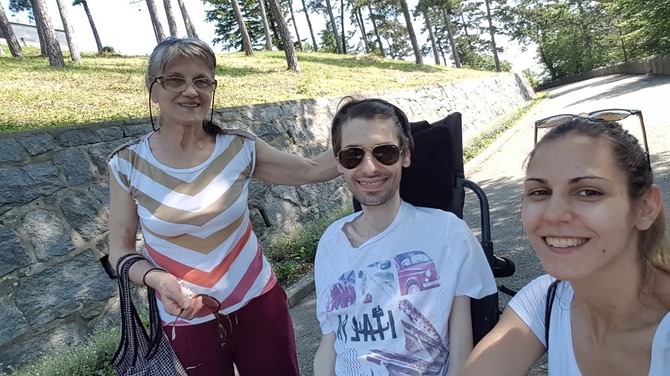 Mama Slavica sa sinom Žarkom i ćerkom Aleksandrom