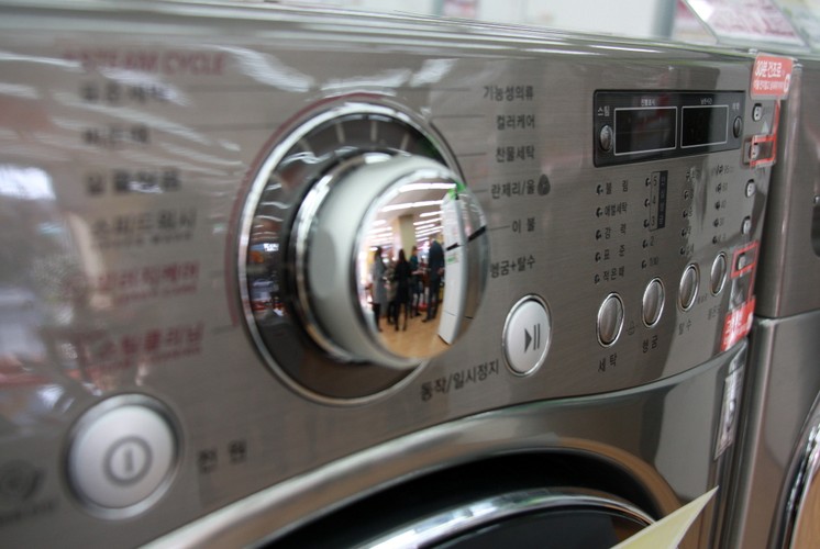 Ładowana od przodu pralka, która udźwignie 19 kilogramów prania, największa z dotychczas produkowanych sprzętów tego typu