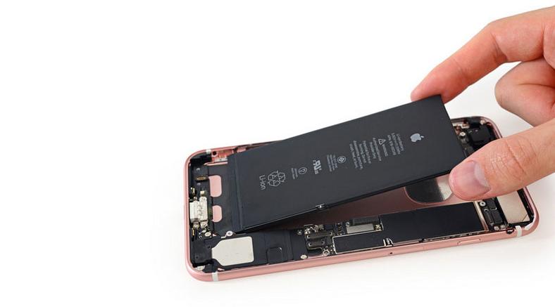 Akumulator w smartfonie firmy Apple – poza ekranem jest elementem zajmującym najwięcej miejsca w obudowie, a i tak prezentowany na zdjęciu iPhone 7 Plus nie cieszył się zbyt dobrą opinią w temacie wydajności baterii
