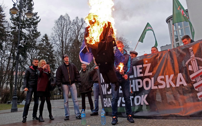 Protest Młodzieży Wszechpolskiej w Białymstoku odbył się w związku z atakami terrorystycznymi w Brukseli 22 marca 2016.