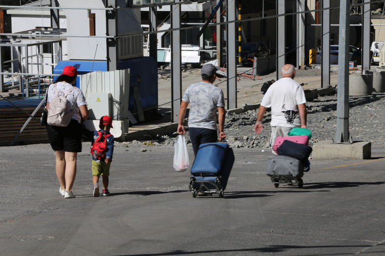 Rosjanie uciekający przed mobilizacją przy przejściu granicznym w Kazbegi w Gruzji, 29 września 2022 r.
