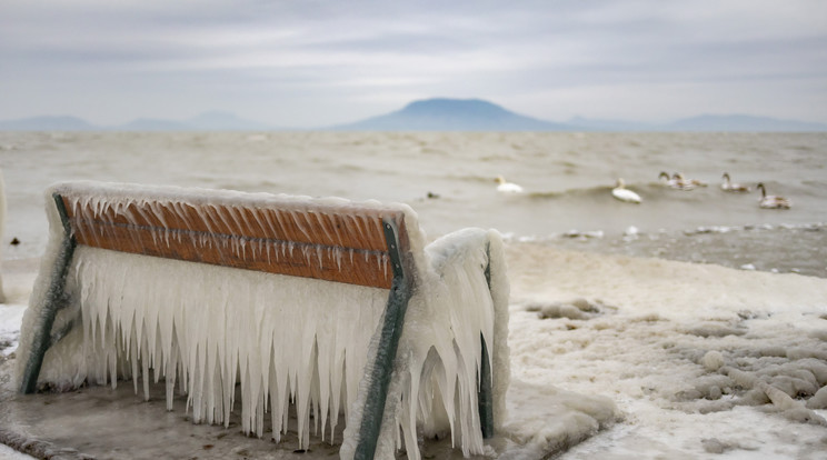 Jég borít egy padot a Balaton partján / Fotó: MTI/Varga György