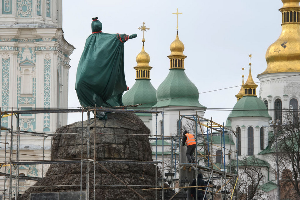 Pomnik Bohdana Chmielnickiego na placu przed Katedrą Mądrości Bożej w specjalnej konstrukcji ochronnej