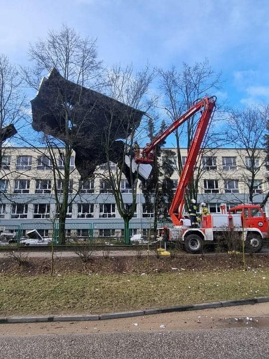 Od rana strażacy usuwają skutki wichury, która przechodzi nad Polską