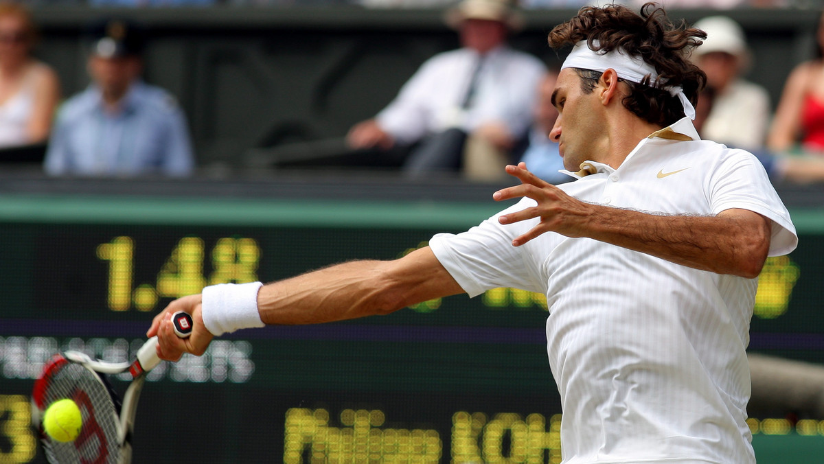 Roger Federer idzie przez tegoroczny Wimbledon jak burza. Szwajcar, który jest zdecydowanym faworytem do końcowego triumfu w imprezie, w III rundzie turnieju pokonał rozstawionego z numerem 27. Niemca Philippa Kohlschreibera 6:3, 6:2, 6:7 (5-7), 6:1.