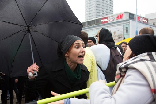 Czarny protest na warszawskiej patelni