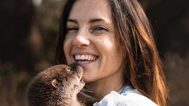 Marzena ratuje dzikie zwierzęta. 