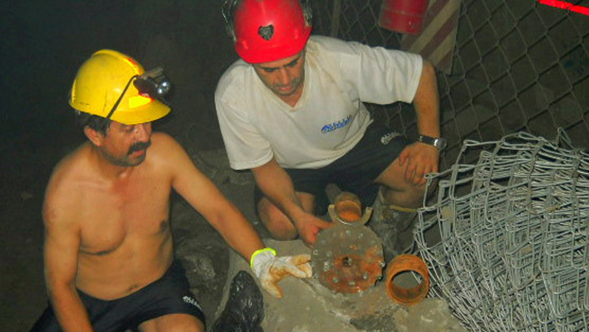 Greccy górnicy zaprosili 33 chilijskich górników, wydobytych na powierzchnię po 69 dniach na głębokości ponad 600 pod ziemią, na letnie wakacje do swojego kraju - poinformował dyrektor greckiej kopalni boksytów.