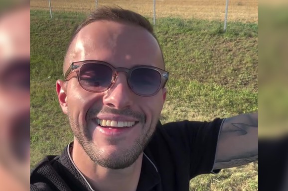 "Davala mi je njen auto, a ona je išla autobusom": Pevač raskinuo veridbu sa 18 godina starijom koleginicom, pa oženio policajku
