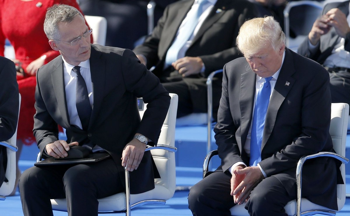 Prezydent USA Donald Trump i sekretarz generalny NATO Jens Stoltenberg na szczycie państw sojuszu