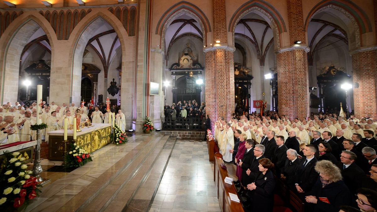 W poznańskiej bazylice archikatedralnej z okazji 1050-lecia chrztu Polski odbyła się uroczysta msza św. pod przewodnictwem legata papieskiego kard. Pietro Parolina. W Eucharystii udział wzięli przedstawiciele władz państwowych; obecni byli prezydent Andrzej Duda z małżonką i premier Beata Szydło.