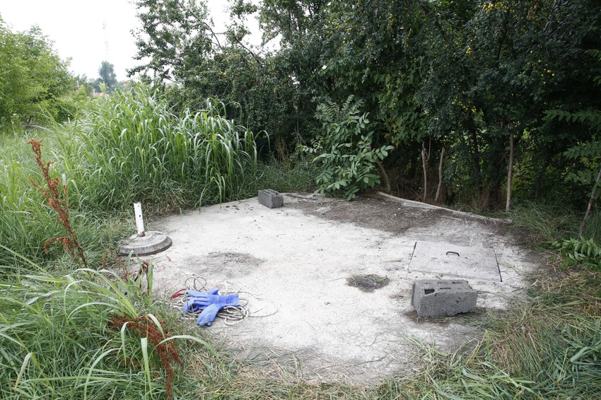 Septička jama u kojoj su pronađeni leševi