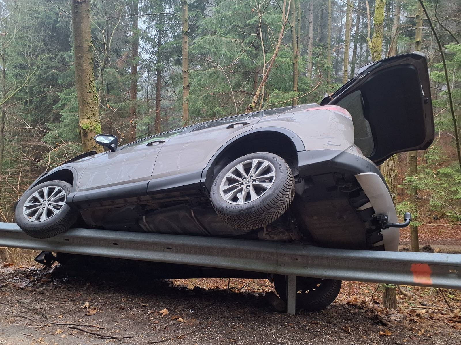 Pri Lazoch pod Makytou v okrese Púchov došlo k dopravnej nehode. 