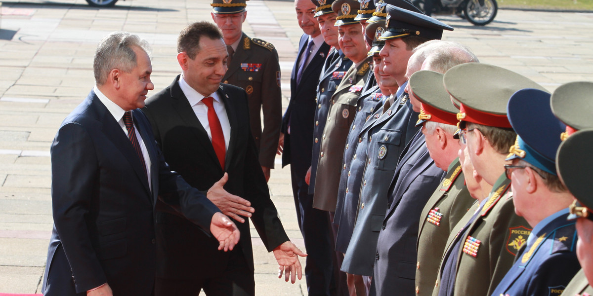 Aleksandar Vulin (w środku) podczas spotkania z rosyjskim ministrem obrony Siergiejem Szojgu.