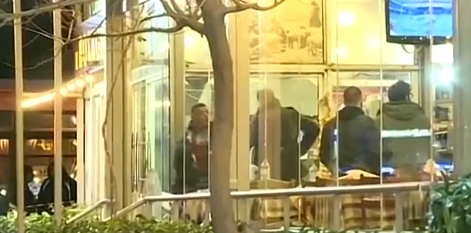 Policija je na mestu ubistva našla 22 metka kalibra 9 mm. žrtve ubijene naočigled dece, supruga i gostiju