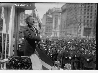 Ignacy Jan Paderewski przemawia w Ameryce w 1900 roku. 