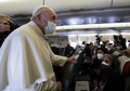 Papież Franciszek rozmawia z dziennikarzami na pokładzie samolotu