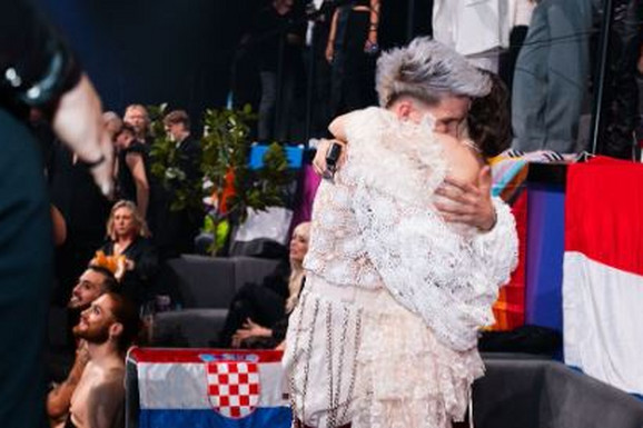 Ova fotografija prikazuje jedan od najemotivnijih trenutaka Evrovizije 2024: Nastala je tokom proglašenja pobednika