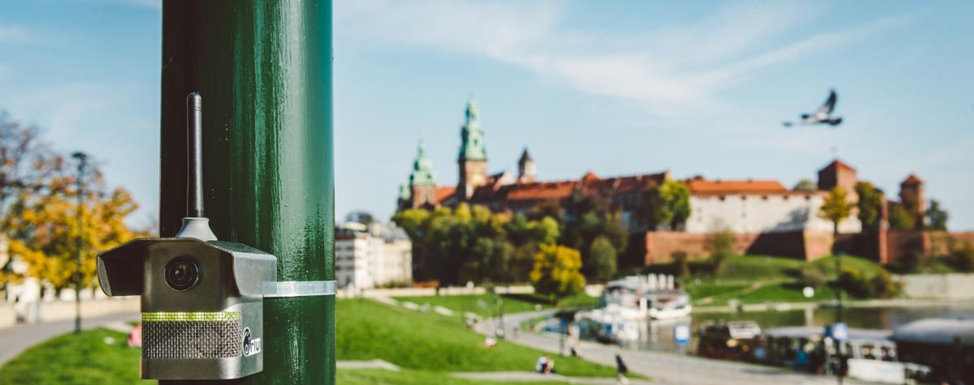 Airly dostarcza klientom danych z systemu monitorowania jakości powietrza. Firma produkuje własne czujniki wykrywające smog, oferuje też ogólnodostępną, bezpłatną aplikację, która pokazuje poziom zanieczyszczenia powietrza w Polsce. 