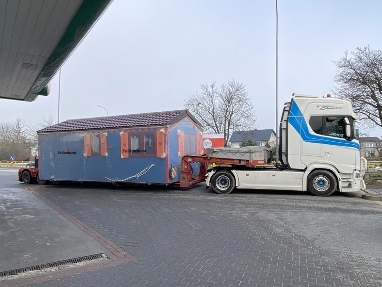 Skład przewoził domek typu "holenderskiego"