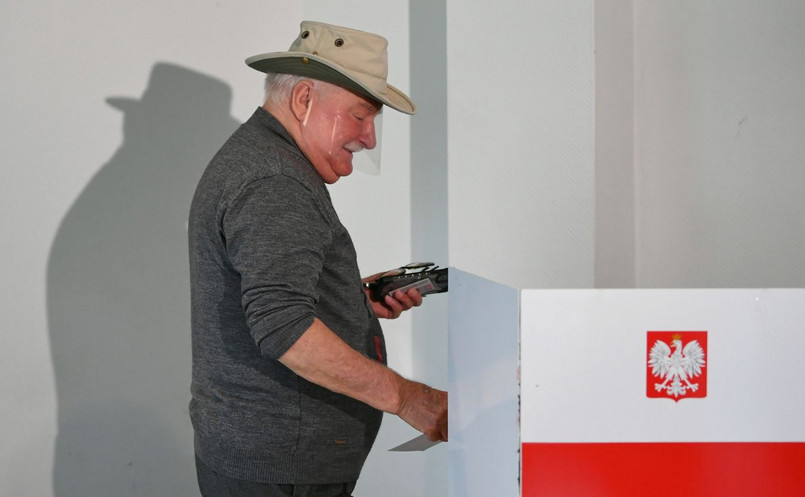 Lech Wałęsa głosuje