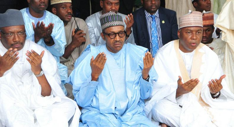 L-R: Ex Minister of Interior, Abdulrahman Dambazau; President Muhammadu Buhari and Ex Senate President, Bukola Saraki pray at a mosque circa 2018 (Presidency) 