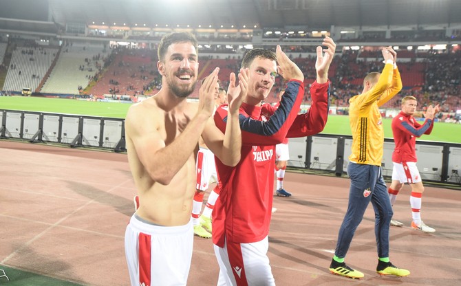 Miloš Degenek i skidanje dresa posle trijumfa 