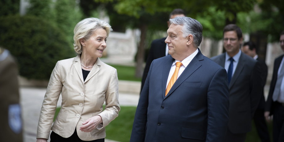 Premier Węgier Viktor Orban i przewodnicząca Komisji Europejskiej Ursula von der Leyen. 09.05.2022 r.