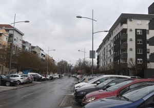 Parking ispred zgrade