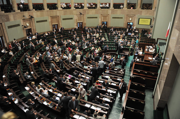 PO ostro w dół po aferze. Więcej niż błąd statystyczny