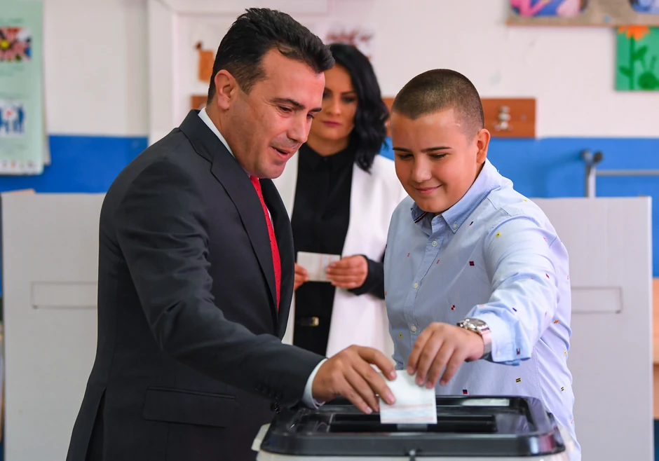 Sa suprugom Zoricom i sinom Duškom na referendumu u Strumici 2018.