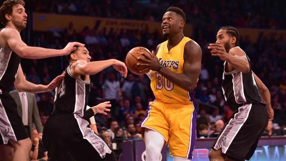 Po raz ostatni podobną granicę przebił Julius Randle (z piłką), reprezentujący wówczas barwy Los Angeles Lakers