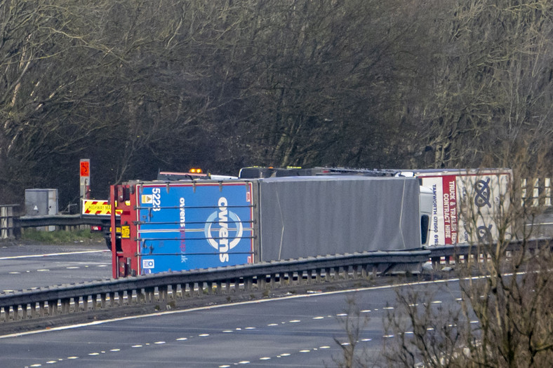 Dwie ciężarówki na autostradzie M4 przewrócone w wyniku wiatru 18 lutego 2022 r.