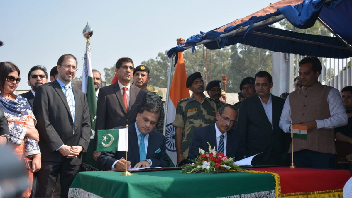 Indie i Pakistan podpisały umowę o uruchomieniu "korytarza religijnego", który pozwoli pielgrzymom z Indii odwiedzać świątynię sikhów w Pakistanie. To rzadki gest współpracy w atmosferze stałego napięcia między obu krajami spowodowanego m.in. sytuacją w Kaszmirze.