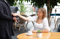 Rewolucja w płatnościach rodem z sci-fi: Podskórny implant od polskiego startupu [WYWIAD]